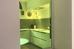 una vetrata verde limone | ingresso | VAAM architetti