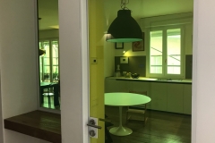 una vetrata verde limone | ingresso | VAAM architetti